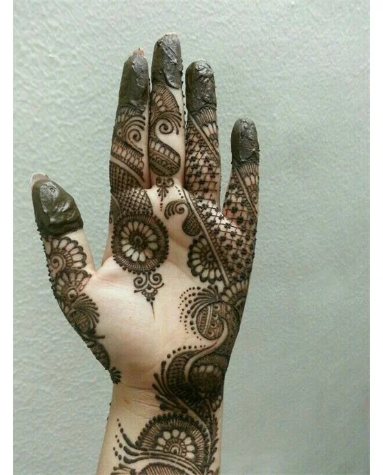 Flowing Spiral Harmony Blending Into Front Hand Mehndi Design Flowing Spiral Harmony Blending Into Front Hand Mehndi Design